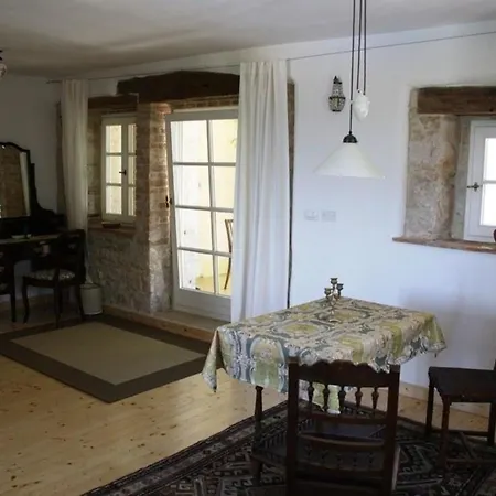 Liebevoll Eingerichtetes Istrisches Steinhaus Mit Grosser Ueberdachter Terrasse In Zentraler Lage Vakantiehuis *