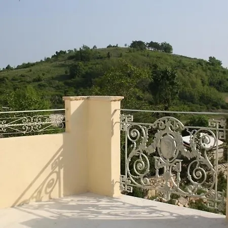 Liebevoll Eingerichtetes Istrisches Steinhaus Mit Grosser Ueberdachter Terrasse In Zentraler Lage Vizinada