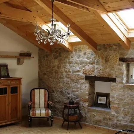 Liebevoll Eingerichtetes Istrisches Steinhaus Mit Grosser Ueberdachter Terrasse In Zentraler Lage * Vizinada